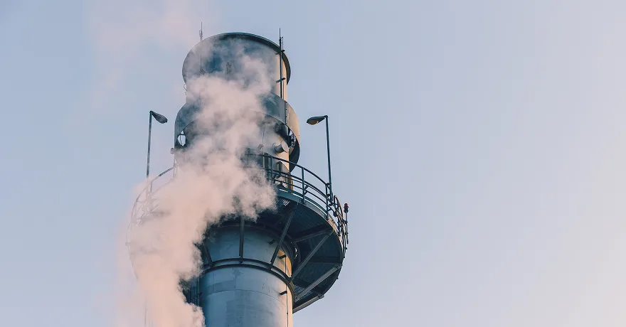 Especie de caldera de una empresa, saliendo humo blanco