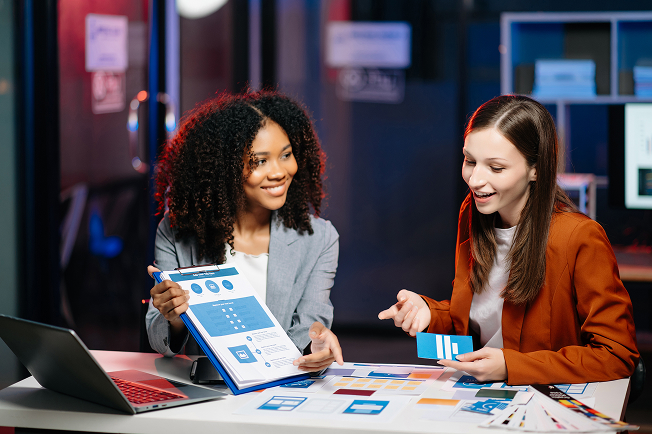 Dos chicas hablando de una gráfica de datos