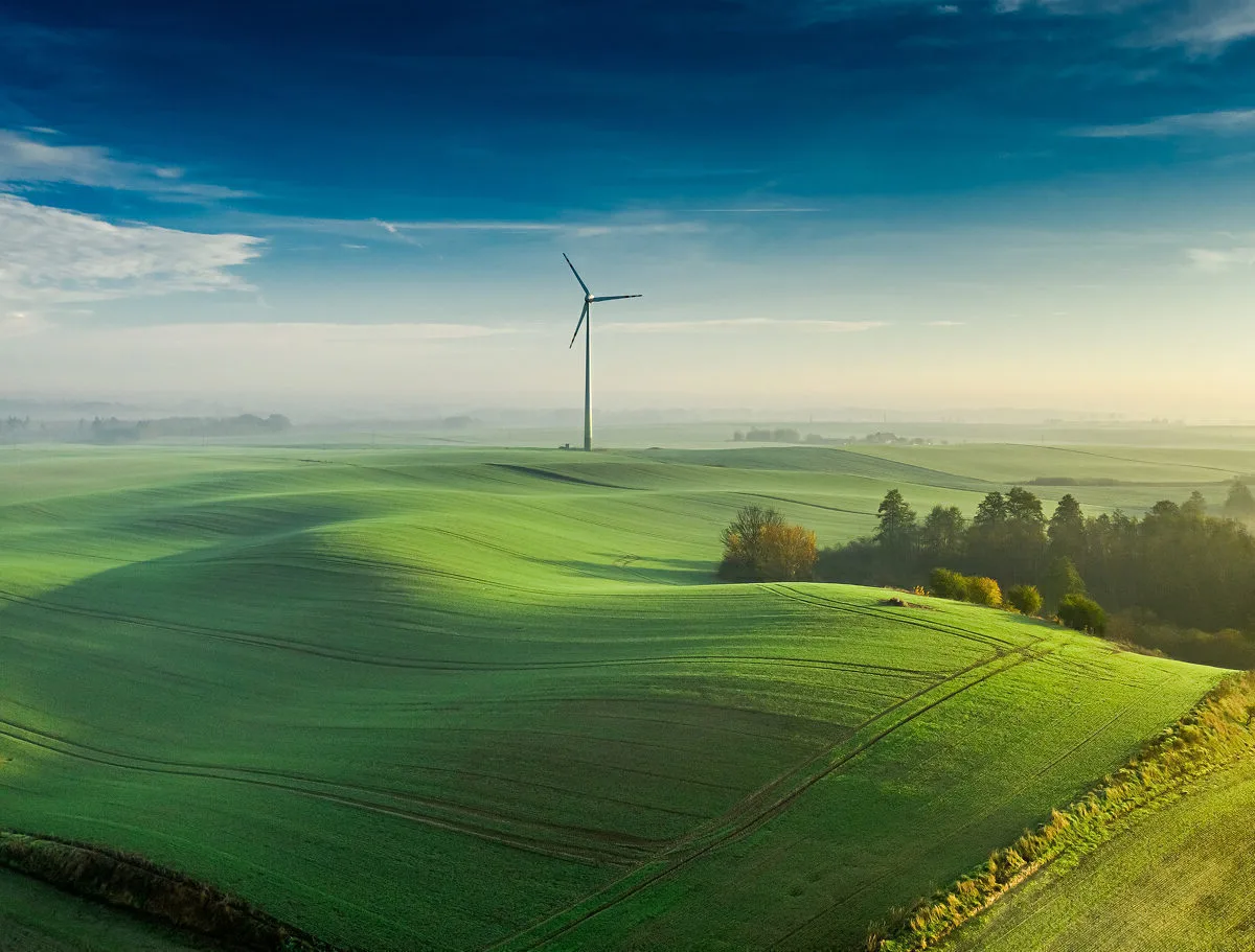 Paisaje con generador de energía eólica
