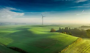 Paisaje con generador de energía eólica