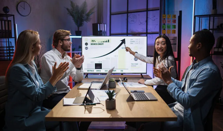 Reunión de personas mostrando datos en gráficos