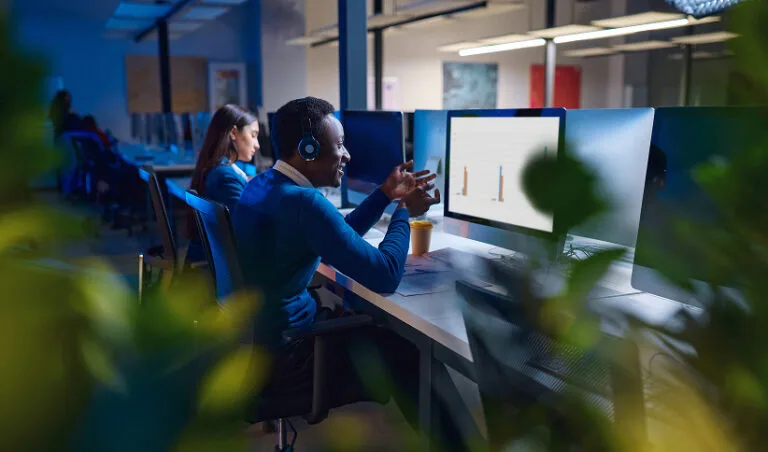 Personas frente al monitor del PC analizando datos