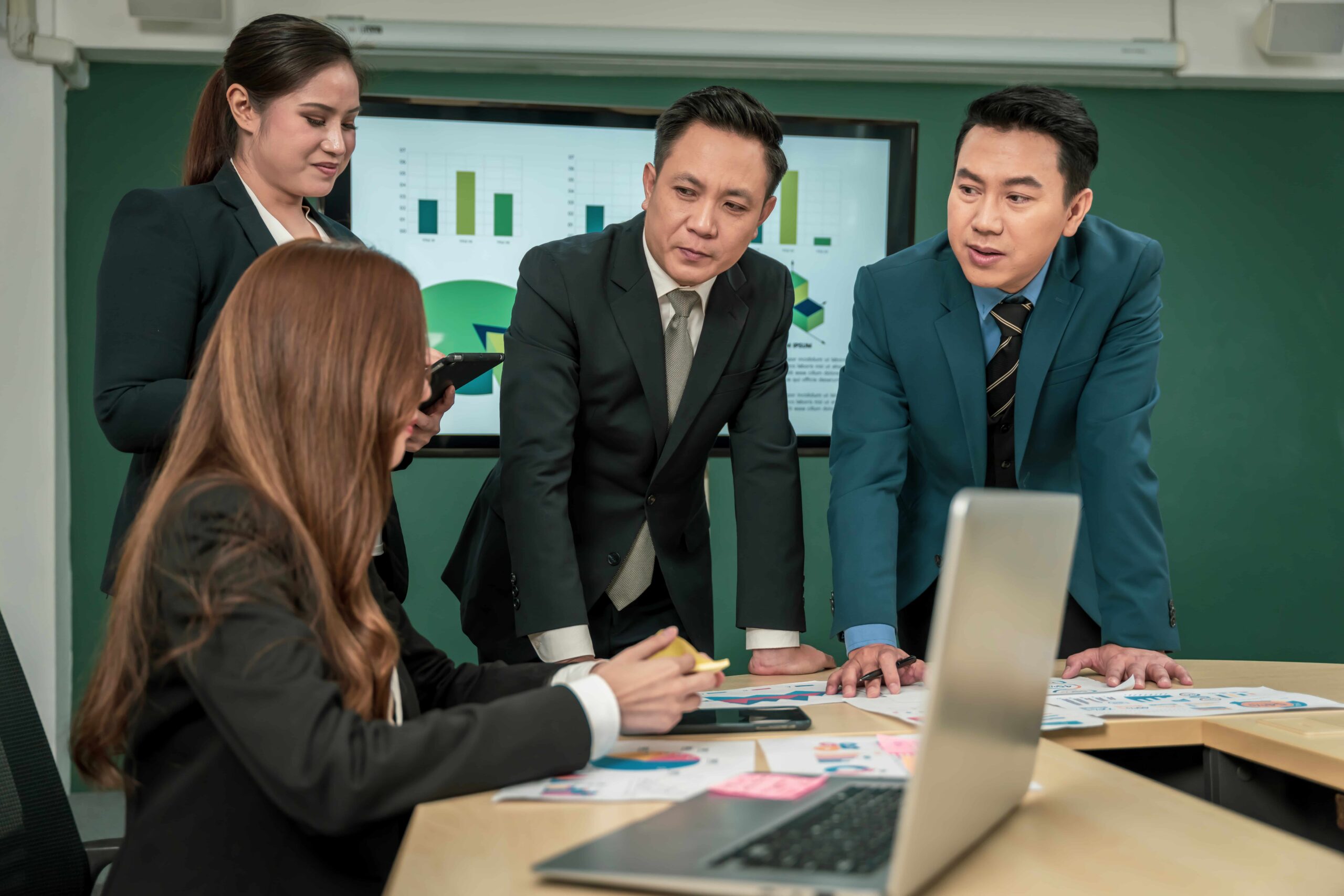 Reunión de ejecutivos en una mesa