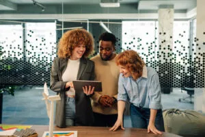 Tres personas mirando una tableta