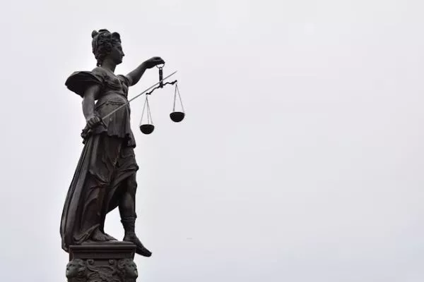 La Directiva Europea de IA (AI Act): Entre la ambición regulatoria y el dilema de la competitividad sostenible